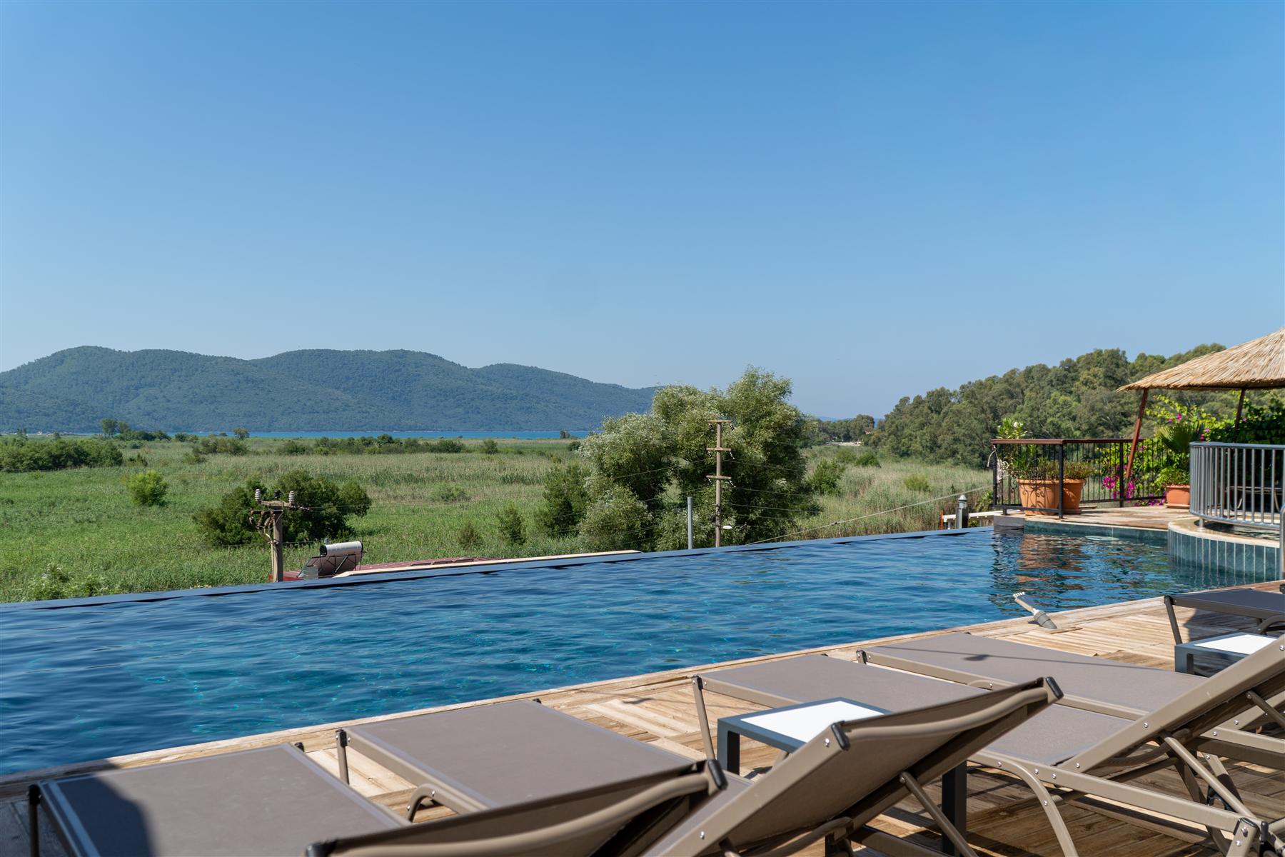 Lotus Hotel — havuz ve manzara